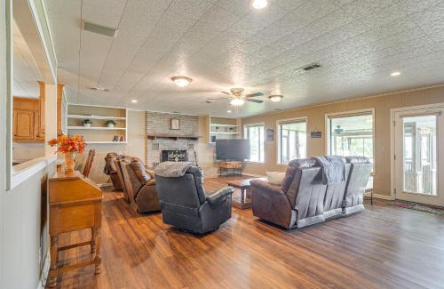 Negreet House | Lakefront Gem with Boat Dock and Fishing Pier in Many