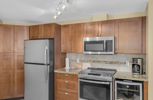 Westbank Apartment | Lakefront Getaway at The Cove