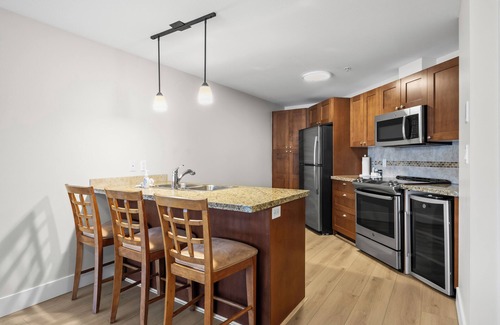 Westbank Apartment | Lakefront Getaway at The Cove