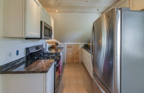 North Hero Apartment | Lakefront Getaway Near Private Beach & Park, State Boat Launch & Dock Nearby