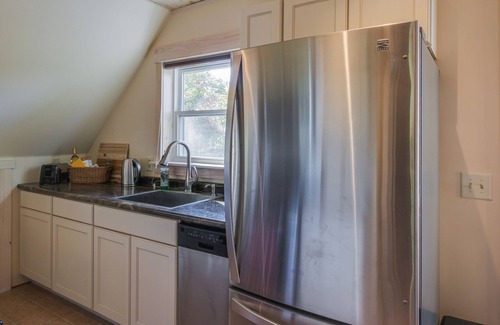 North Hero Apartment | Lakefront Getaway Near Private Beach & Park, State Boat Launch & Dock Nearby