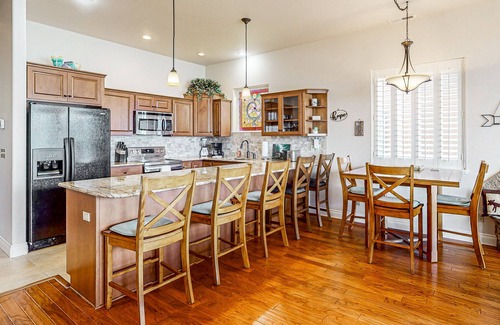 East Hope House | Lakefront home and studio with kayaks, dock, WiFi, fireplaces, BBQ grill