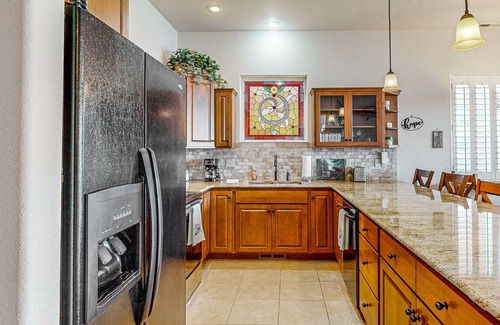 East Hope House | Lakefront home and studio with kayaks, dock, WiFi, fireplaces, BBQ grill