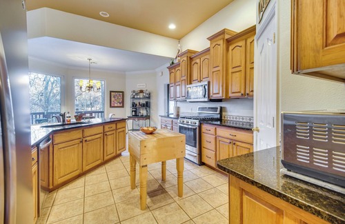 Grove House | Lakefront Home w/Furnished Deck in Grove!