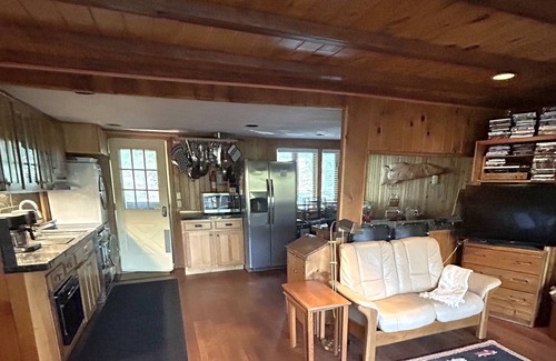Penelacres Cabin | LAKEFRONT,HOT TUB,KAYAKS,Cozy CABIN, Private Dock,Gardens, OWLS NEST, Deep Creek
