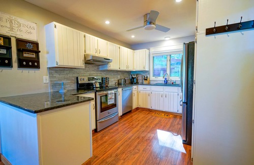 Wallenpaupauk Lake Estates House | LAKEFRONT House - dock -kayaks-paddle boards-fishing-beach on Roamingwood Lake