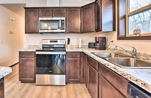 Markville Cabin | Lakefront House Near UTV Trails: Family Friendly!
