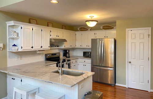 Lake Oconee Cottage | Lakefront House with Private Dock + Fire Pit!