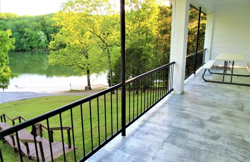 Almo Condo | Lakefront, Jet ski, kayak,or pontoon rentals. Right on the beach!