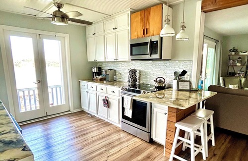 Montverde Cottage | LAKEFRONT - kayak, fish, paddleboard, canoe, HOT TUB, golf -near Orlando