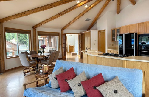 Coolin House | Lakefront Lodging at a Marina in Beautiful Cavanaugh Bay on Priest Lake