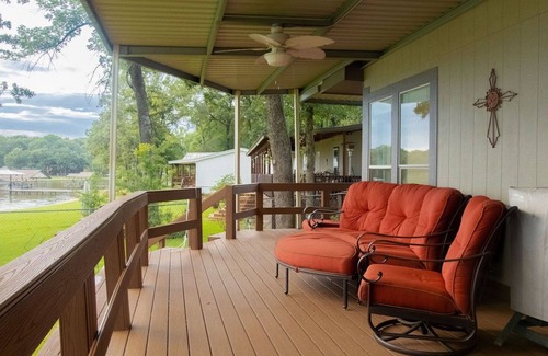 Carolyn Estates House | Lakefront lodging that your family will love