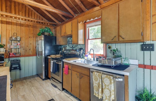 Chesapeake Ranch Estates-Drum Point Cottage | Lakefront Log Cabin Retreat 3br-2ba Hot Tub+kayaks