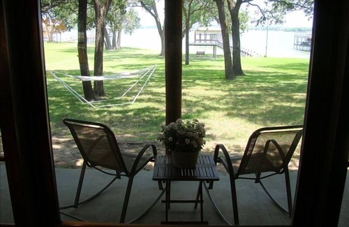 Azle House | Lakefront Log Home on 1.5 Gated Acres W/130 Sixty Foot Oaks!