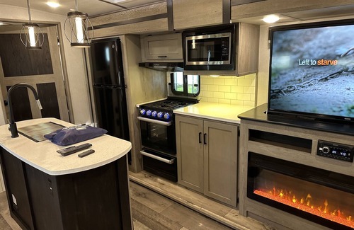 Deltona Lakes House | Lakefront Luxurious 38 ft Camper