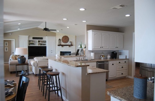 Enchanted Oaks House | LAKEFRONT/NEWLY REMODELED/EXPANSIVE LAWN/FIRE PIT/KAYAKS