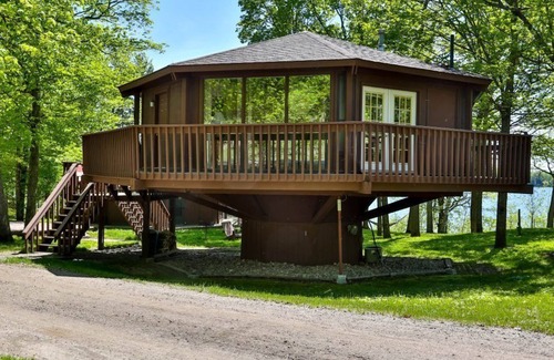 Puposky Cabin | Lakefront Octagon Treehouse - Fisherman's Paradise
