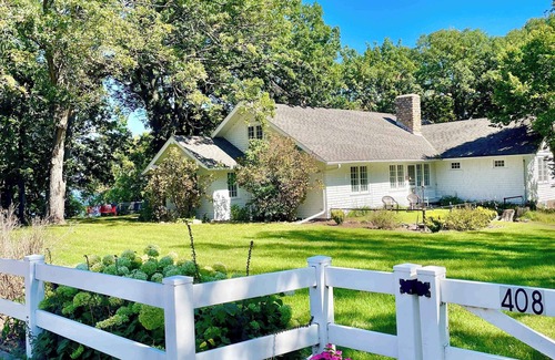 Battle Lake House | LAKEFRONT Private Dock Walk to Town 4 Bed Sleep 12