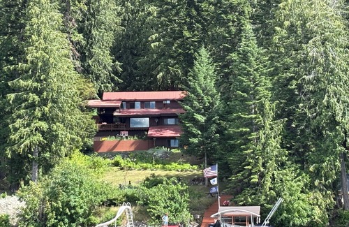 Sandpoint Apartment | Lakefront Property/Water slide/Dock Access/Hot Tub/Grill/10 mins to Sandpoint!