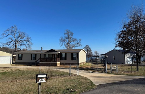 Lake View House | Lakefront quiet Charming 3-bedroom house with WiFi and AC in serene Shreveport.