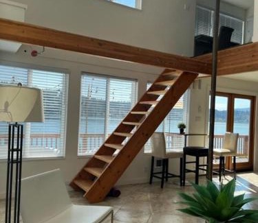 Viewpoint House | Lakefront retreat close to Microsoft and Bellevue