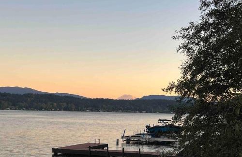 Viewpoint House | Lakefront retreat close to Microsoft and Bellevue