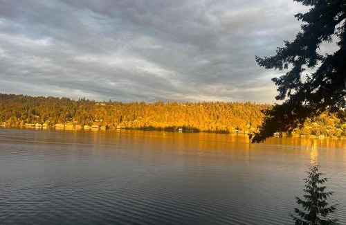 Viewpoint House | Lakefront retreat close to Microsoft and Bellevue