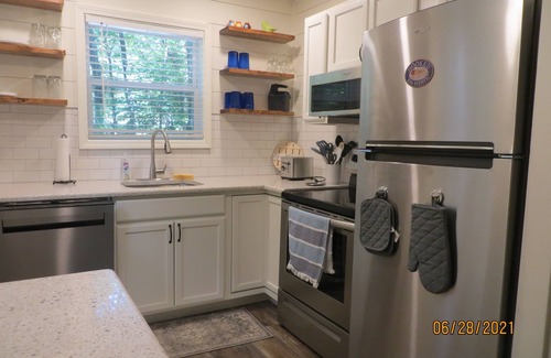 Gumlog House | LAKEFRONT Retreat! Escape To Lake Hartwell in this lakeside cottage!