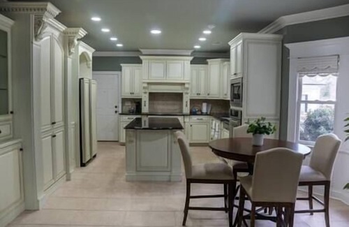 LaGrange House | Lakefront Retreat w/Guest House