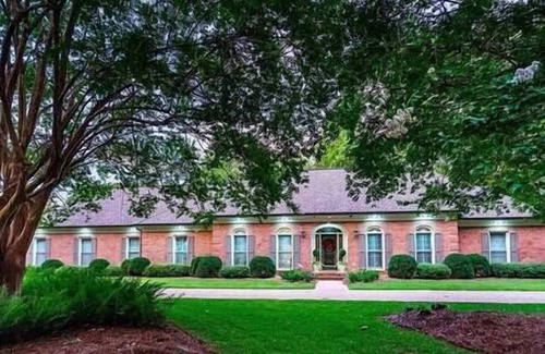 LaGrange House | Lakefront Retreat w/Guest House