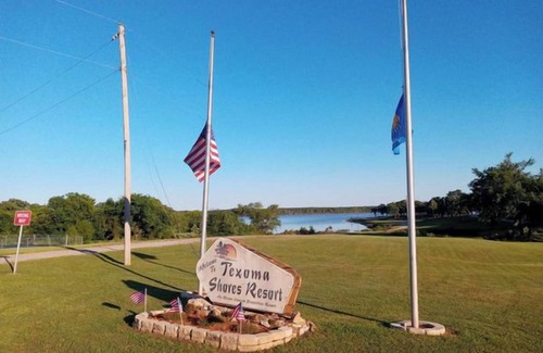 Madill RV Rental | Lakefront RV spot- Peaceful & breathtaking views, ideal for relax and recharge!