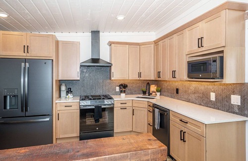 Mecosta Cottage | Lakefront | Sauna, Kayaks, Fire Pit, & Huge Deck