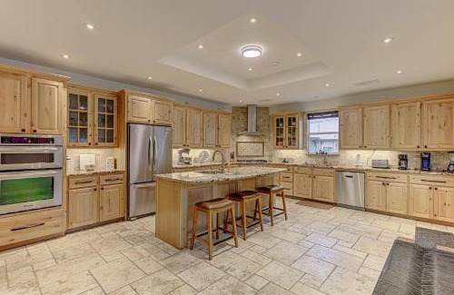 Kingsland House | Lakefront Stay for 12 with Private Ramp Dock & Views