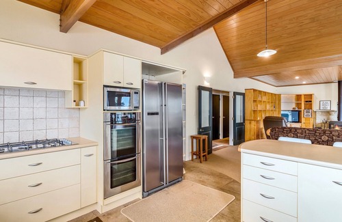 Rototai Cottage | Lakefront Sublime - Lake Rotoiti Holiday Home
