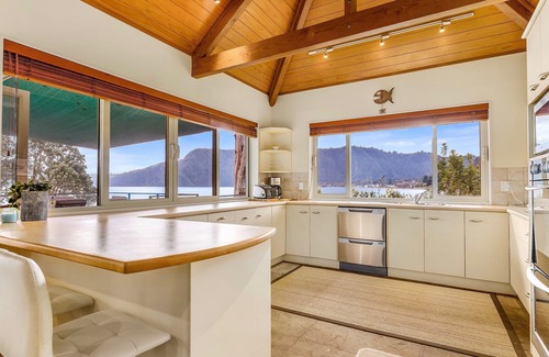 Rototai Cottage | Lakefront Sublime - Lake Rotoiti Holiday Home