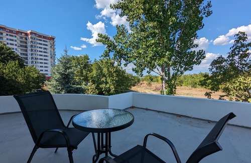 Militari Apartment | Lakefront Suite in Bucharest with Terrace, Free Parking and Netflix