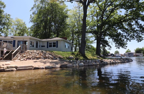 Plainwell House | Lakefront Walkout Cottage, Beach, Dock, Kayaks, Sunsets on Pine Lake! ππ