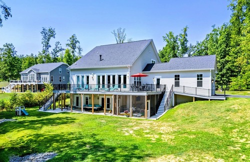 Mineral House | Lakefront with 120' Beach, Views, Wifi @ Lake Anna