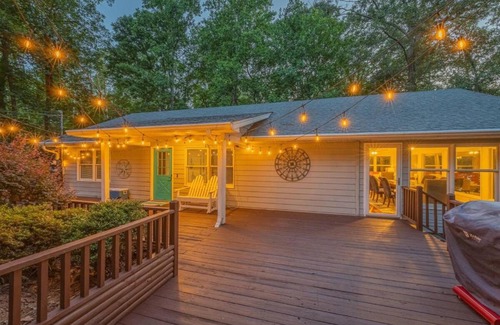 Toccoa House | Lakefront with Dock and Hot Tub!