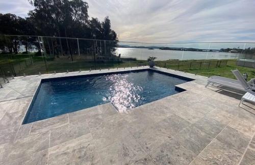 Lake Macquarie City Council House | Lakefront with Pool Sleeps 12