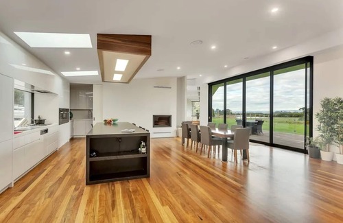 Newhaven House | Lakehouse Estate is on 3 acres with private lake