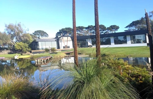 Newhaven House | Lakehouse Estate is on 3 acres with private lake