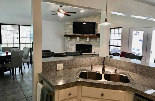 Windy Cove House | Lakehouse on Lake Austin! Gorgeous Views! NEW hot/cold tub on patio deck!