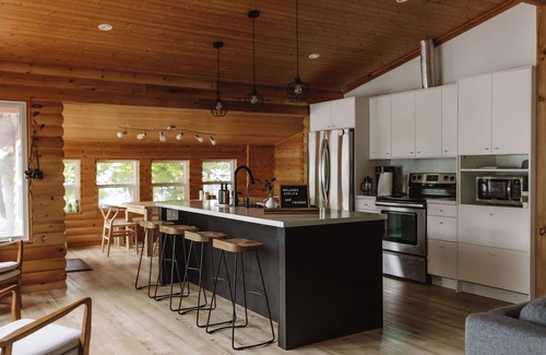 Irondale Cottage | LakeKabin - Lakefront Private Cottage on premium lake | HotTub,Kayaks,Canoe,BBQ