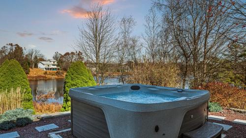 Long Pond House | Lakers Pointe by AvantStay Lakefront Private Peninsula Hot Tub Game Room