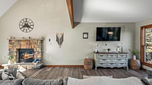 Long Pond House | Lakers Pointe by AvantStay Lakefront Private Peninsula Hot Tub Game Room