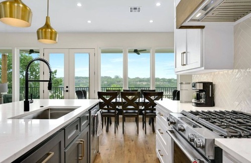 Spicewood House | Lakeshore Splendor- Lakefront + Dock!