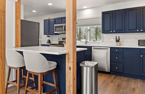 Becket House | Lakeside 5-BR Home in Idyllic Berkshires
