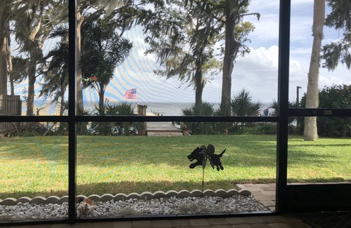 Plymouth House | LAKESIDE BREEZE on Lake Eustis Harris Chain of Lakes Central Florida