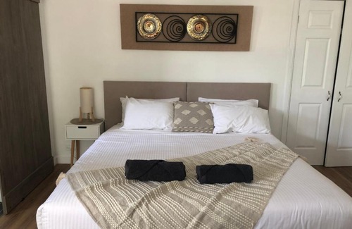 Marks Point Bed & Breakfast | Lakeside Bungalow